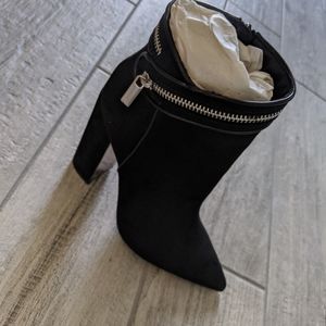 BRAND NEW! Heeled bootie